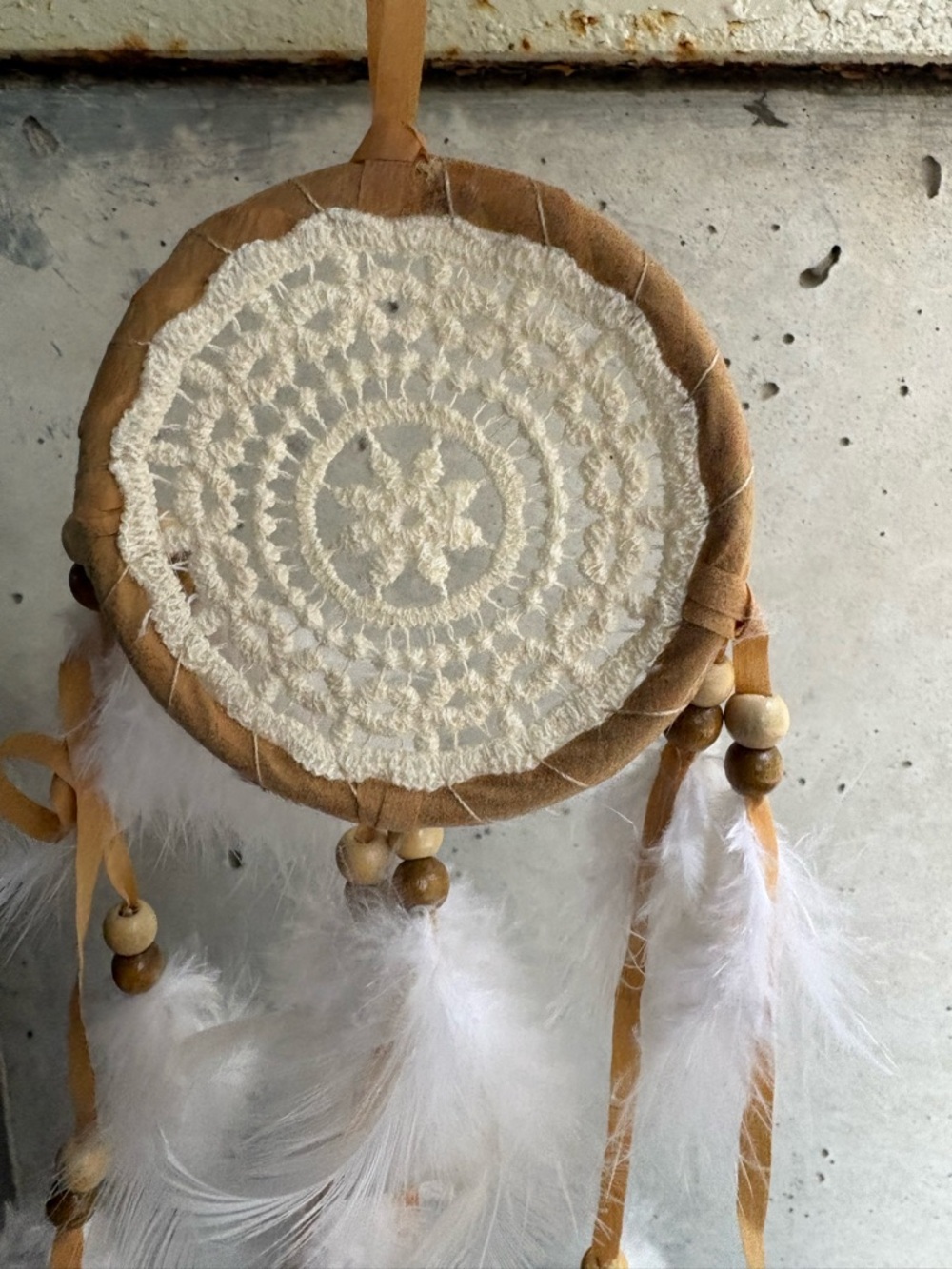 Boho Crochet Dreamcatcher with White Feathers new with tags ardene - Picture 3 of 4